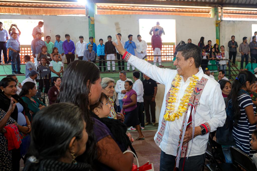 FOTO-6-Cumple-Salomon-Jara-con-su-compromiso-de-ser-un-Gobierno-de-territorio-recorre-zona-chatina-de-Oaxaca