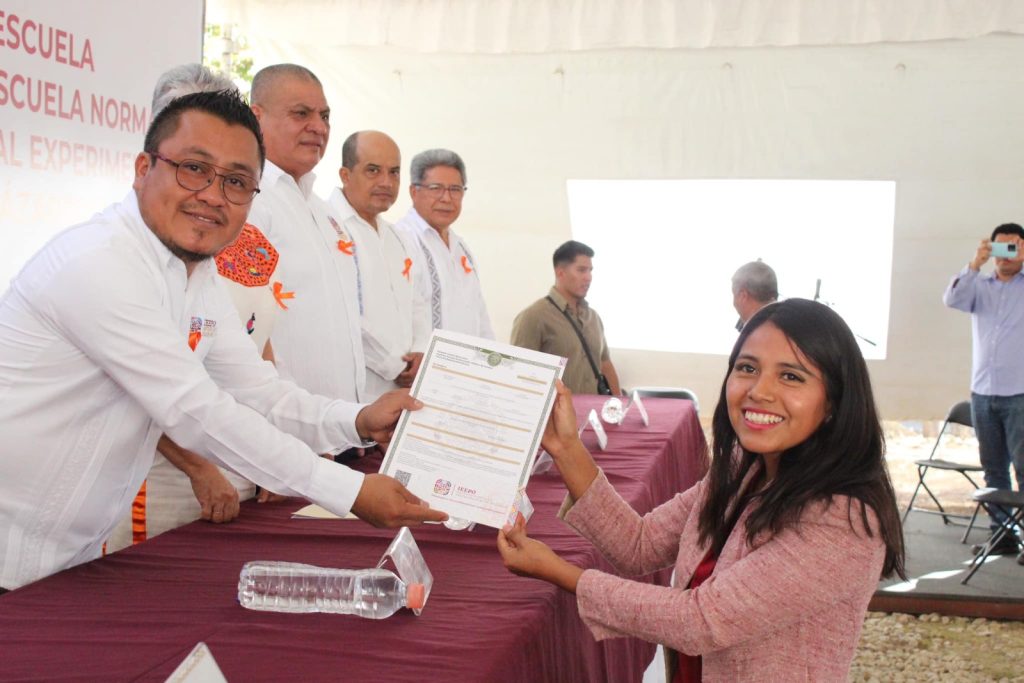Realiza-IEEPO-primera-entrega-de-2024-de-titulos-profesionales-a-egresados-de-Escuelas-Normales-de-Oaxaca-4