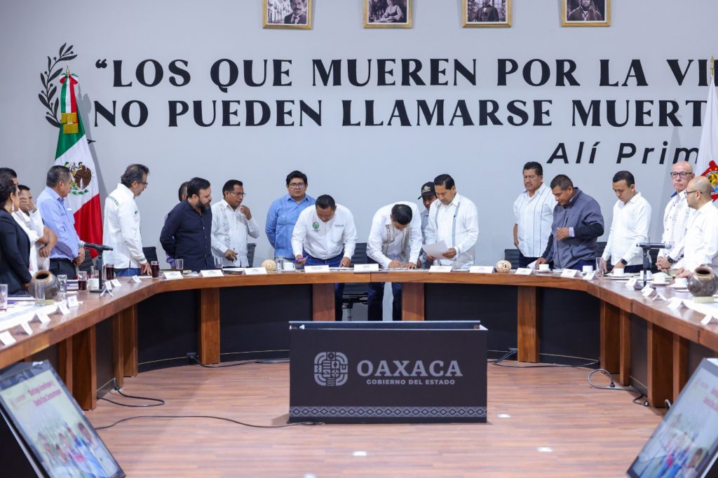 Foto-6-Atestigua-Gobierno-de-Oaxaca-acuerdo-de-paz-entre-Santa-Cruz-Zenzontepec-y-Santiago-Amoltepec