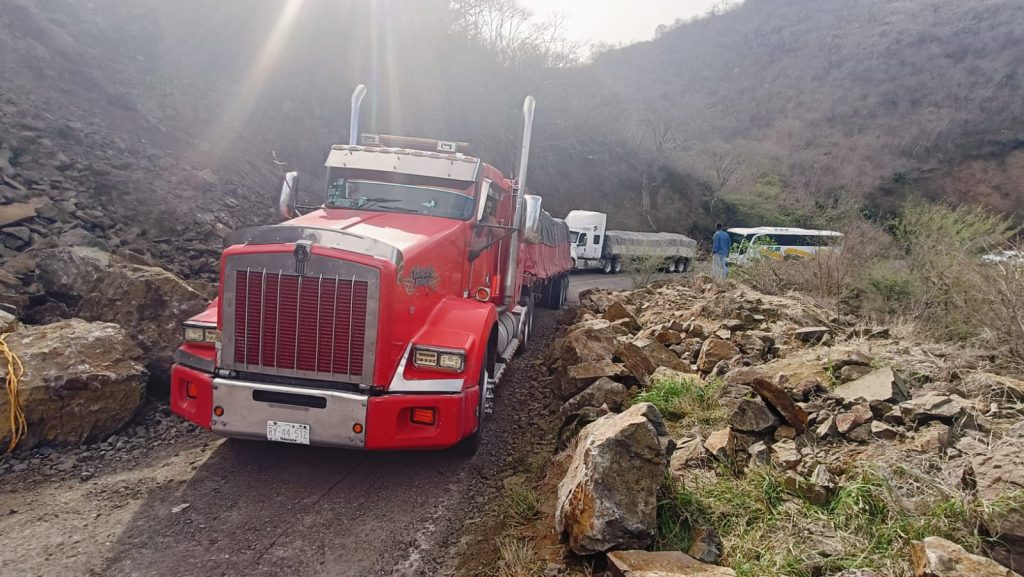 Abren-circulacion-en-carretera-Oaxaca-Istmo-2
