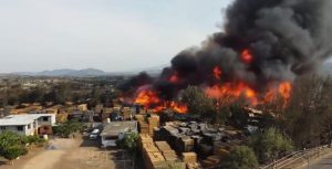 Trabajan-para-sofocar-incendio-en-aserradero-de-San-Miguel-Etla-7