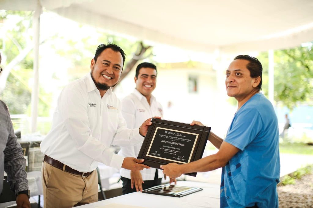 Entrega IEEPO reconocimientos y estímulos económicos a personal administrativo 1