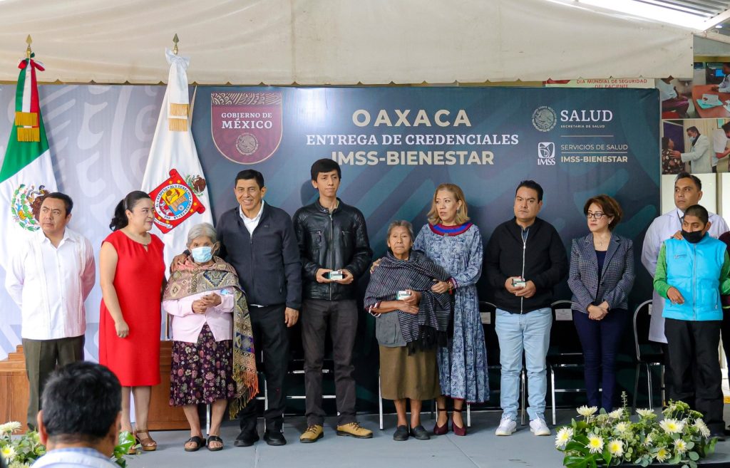 Entregan-las-primeras-credenciales-a-personas-beneficiarias-del-programa-IMSS-Bienestar-en-Oaxaca-1-2