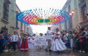 Música, danzas y tradiciones se desbordan por las calles de Oaxaca en segundo Desfile de Delegaciones (6)
