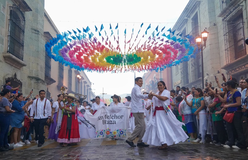 Música, danzas y tradiciones se desbordan por las calles de Oaxaca en segundo Desfile de Delegaciones (6)
