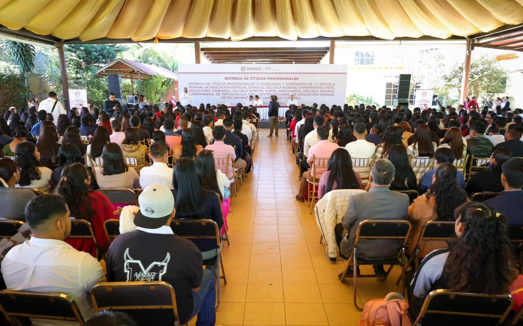 Entrega IEEPO 792 títulos profesionales a personas egresadas de Escuelas Normales y Unidades de la UPN-1 (1)