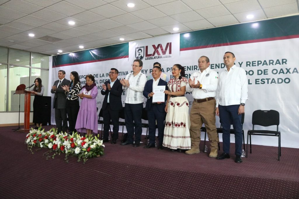 Entregan iniciativa de Ley ante el desplazamiento forzado interno en Oaxaca-3