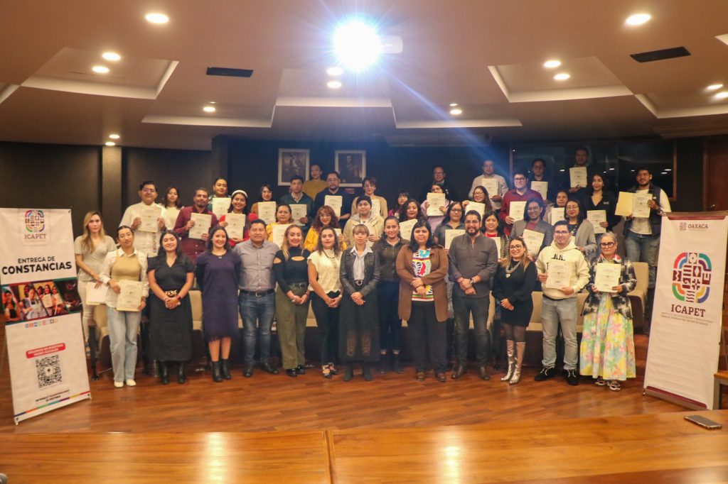 Recibe funcionariado de la Coordinación de Comunicación Social constancias de capacitación-5