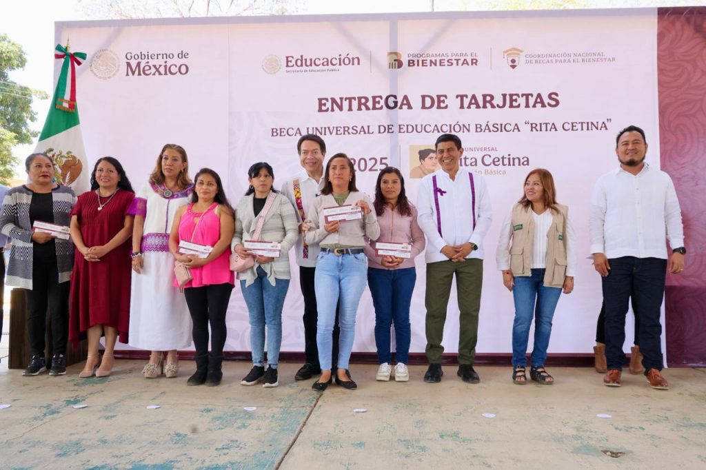 GOBERNADOR- ENTREGA DE BECAS-1 (1)