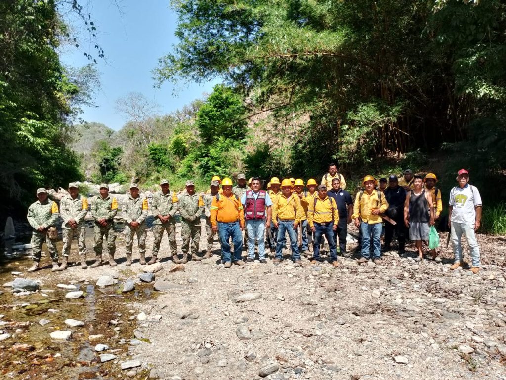 Gobiernos de México y Oaxaca suman esfuerzos para combatir incendio en San José Chacalapa 1