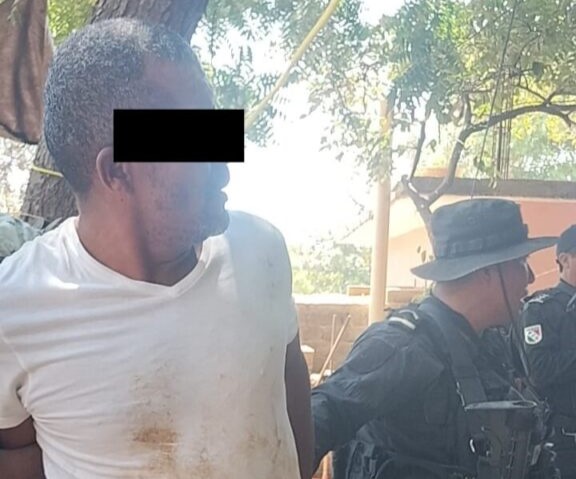 19ABR25-POLICIA-ESTATAL-DTENIDO-PINOTEPA-576x1024
