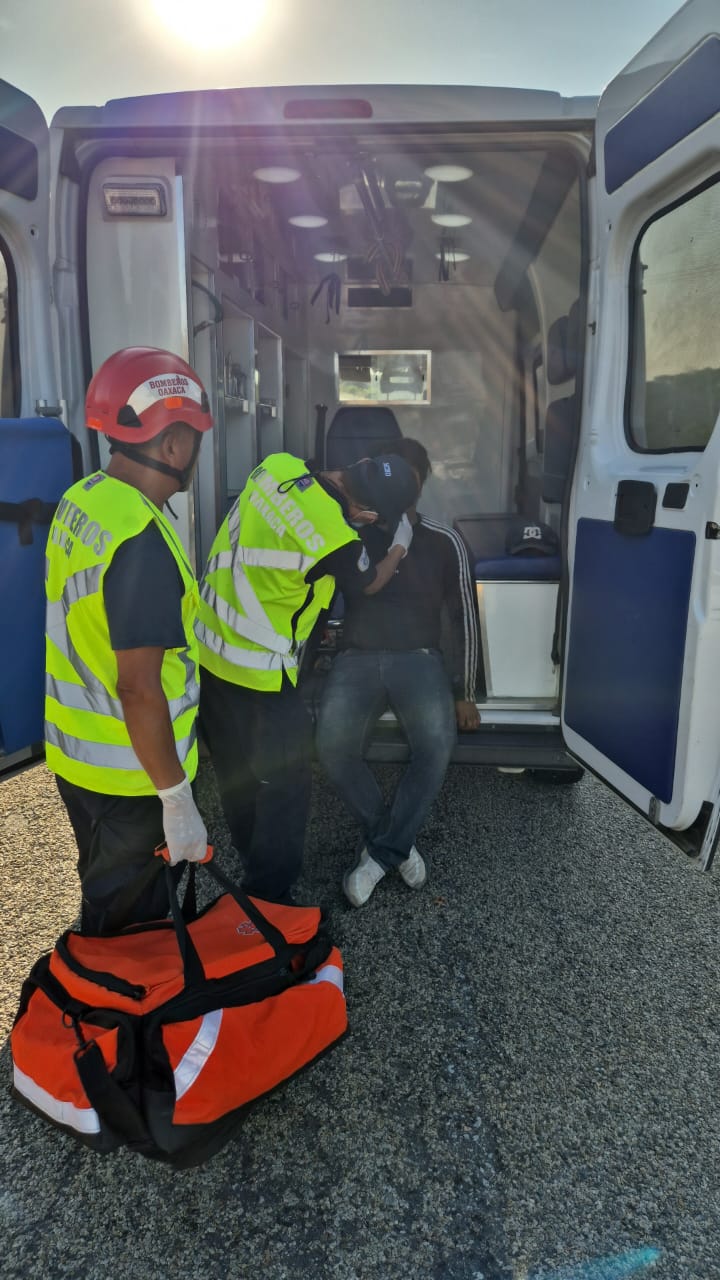Atiende Protección Civil accidente en carretera federal 200 a la altura de El Tomatal-5