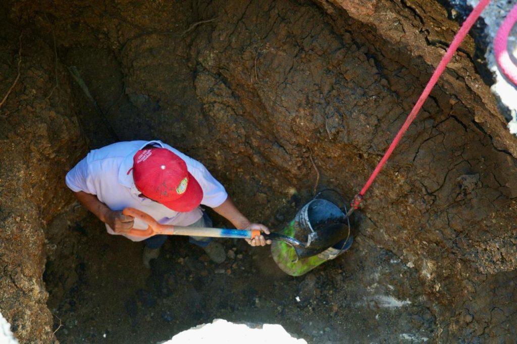 Atiende Soapa hundimiento de tierra en la colonia Reforma 3