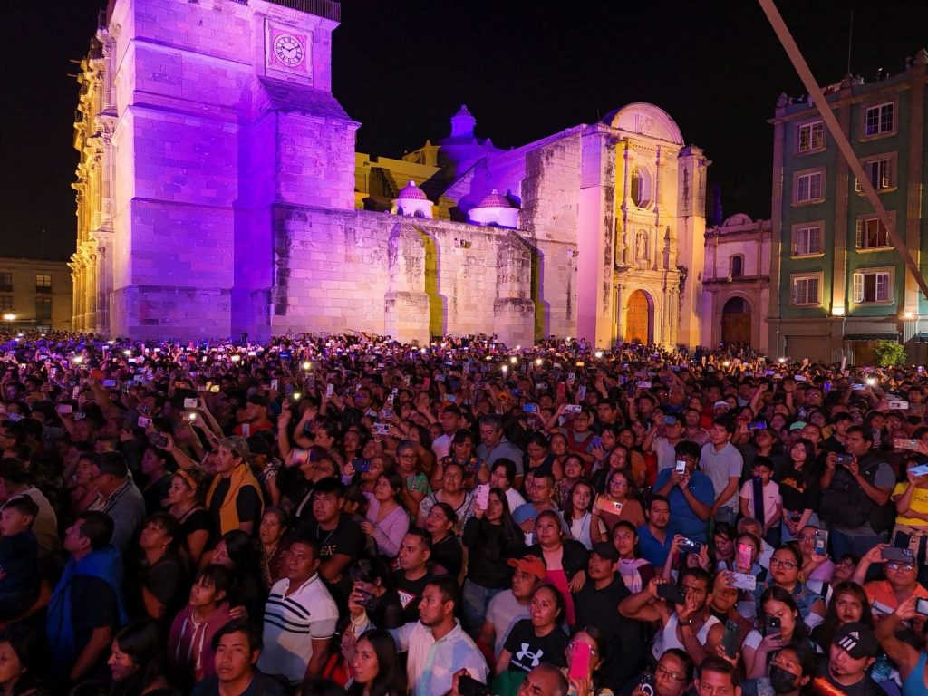 Bailan y cantan oaxaqueñas y oaxaqueños al ritmo de Los Ángeles Azules (4)