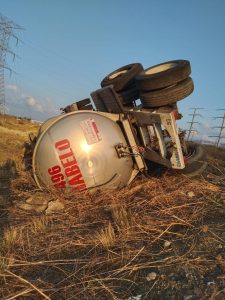 Informa Protección Civil volcadura por intenso viento en el tramo carretero La Venta – La Ventosa-4