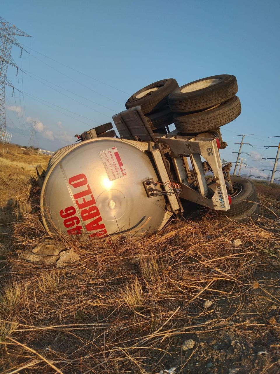 Informa Protección Civil volcadura por intenso viento en el tramo carretero La Venta – La Ventosa-4