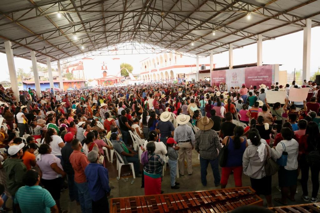 Regresa Gobernador de Oaxaca a San Lucas Ojitlán con obras y acciones cumplidas (2)