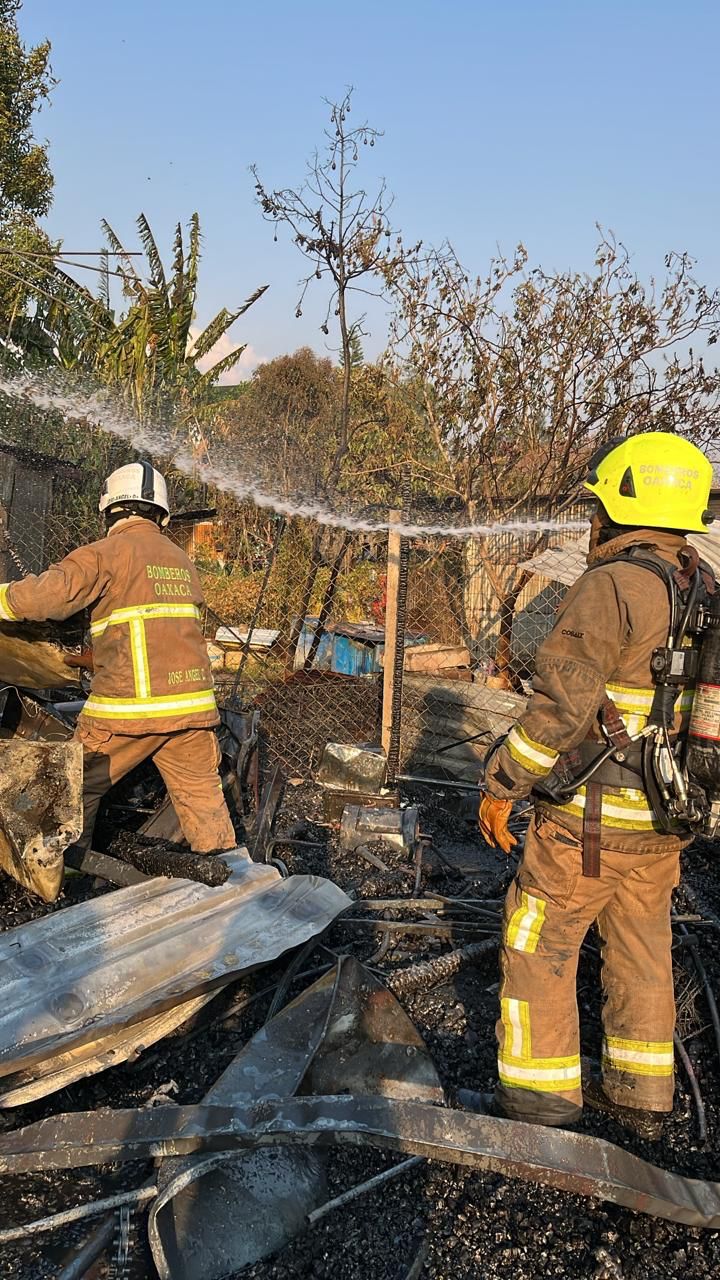 Sofocan Bomberos de Oaxaca incendio registrado en taller mecánico de Tlalixtac de Cabrera-5