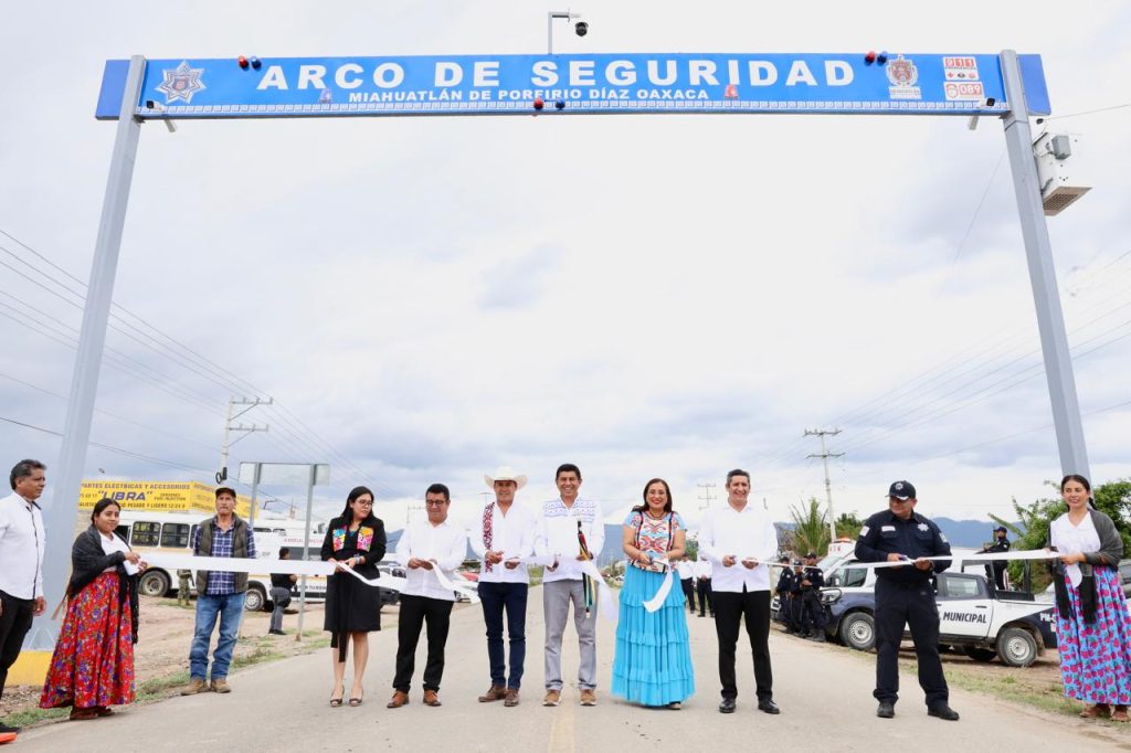 1.Inaugura Salomón Jara arco de seguridad en Miahuatlán de Porfirio Diaz