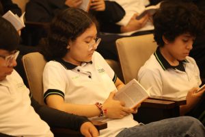 2 Con cuentos de México del siglo XX, Gobernador de Oaxaca fomenta lectura con estudiantes de secundaria