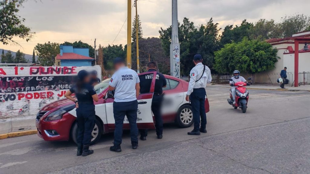Aseguran Semovi y Policía Vial taxi que circulaba fuera de norma (2)