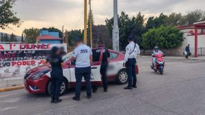 Aseguran Semovi y Policía Vial taxi que circulaba fuera de norma (2)