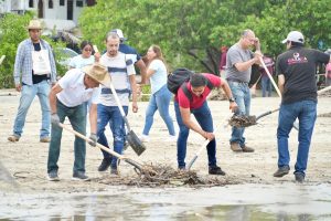 Inicia limpieza de playas afectadas por el huracán Erick Sectur Oaxaca 6