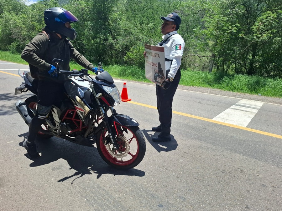 Intensifica Policía Vial Estatal concientización para prevenir accidentes en la carretera Oaxaca-Ixtlán (1)