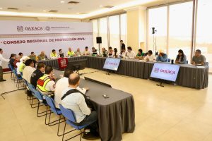 Oaxaca trabaja en la restauración de servicios básicos tras el impacto del huracán Erick en la Costa 1