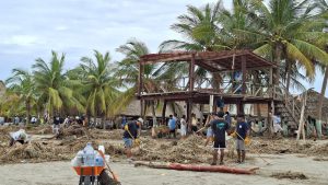 Refuerzan apoyo a Chacahua Isla tras paso del huracán Erick (2)