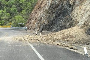 atiende-proteccion-civil-deslaves-y-derrumbes-en-tramos-carreteros-630954
