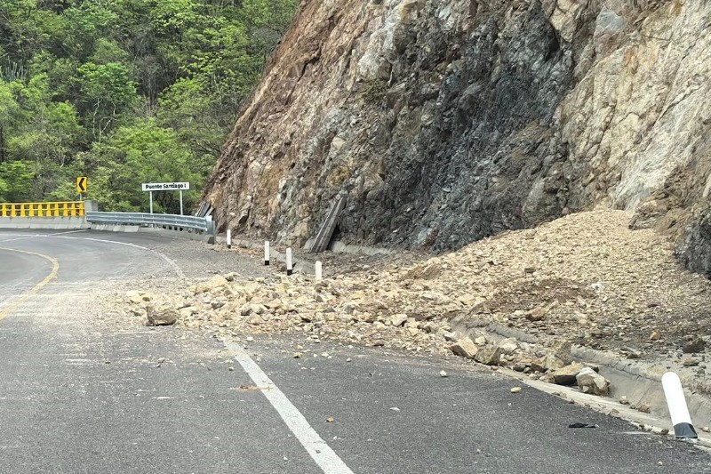 atiende-proteccion-civil-deslaves-y-derrumbes-en-tramos-carreteros-630954