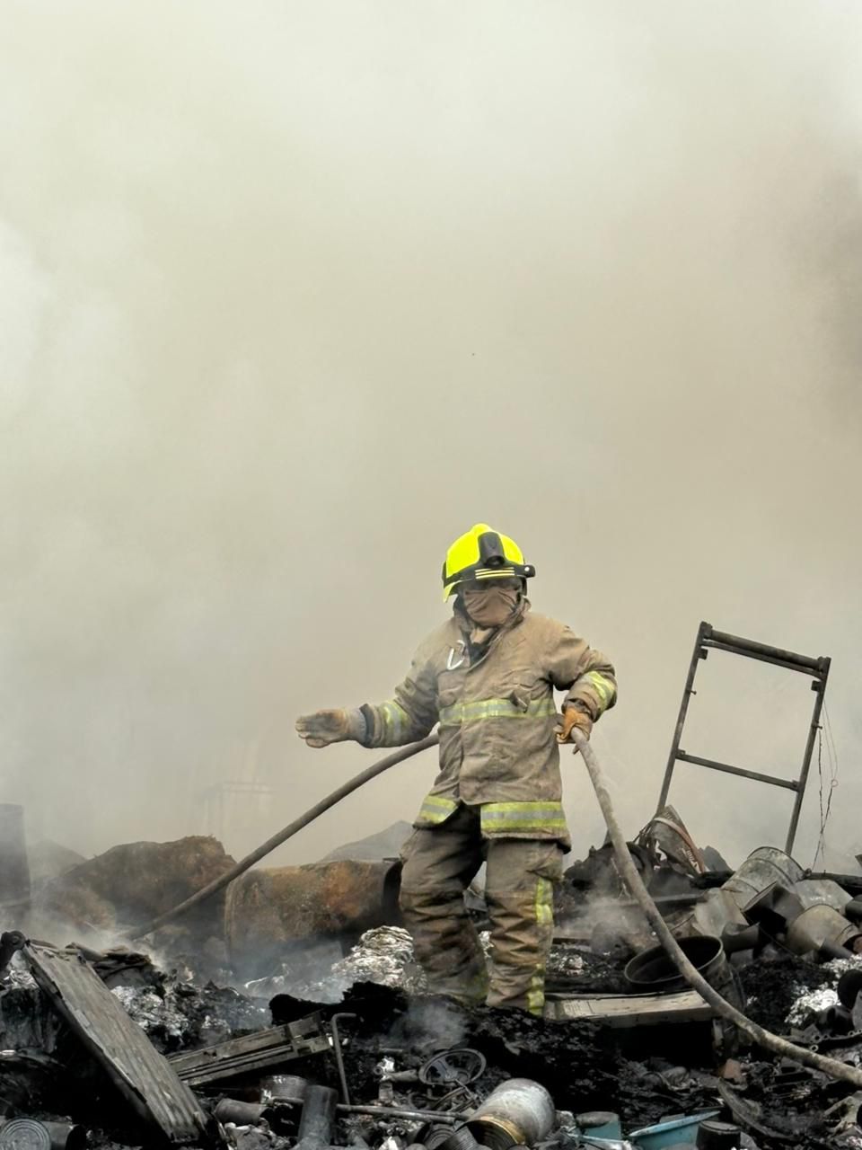 6. Controlan Bomberos de Oaxaca incendio en basurero clandestino en San Francisco Lachigoló