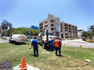 Continúa Ceabien desazolve en red de drenaje de Bahías de Huatulco (5)