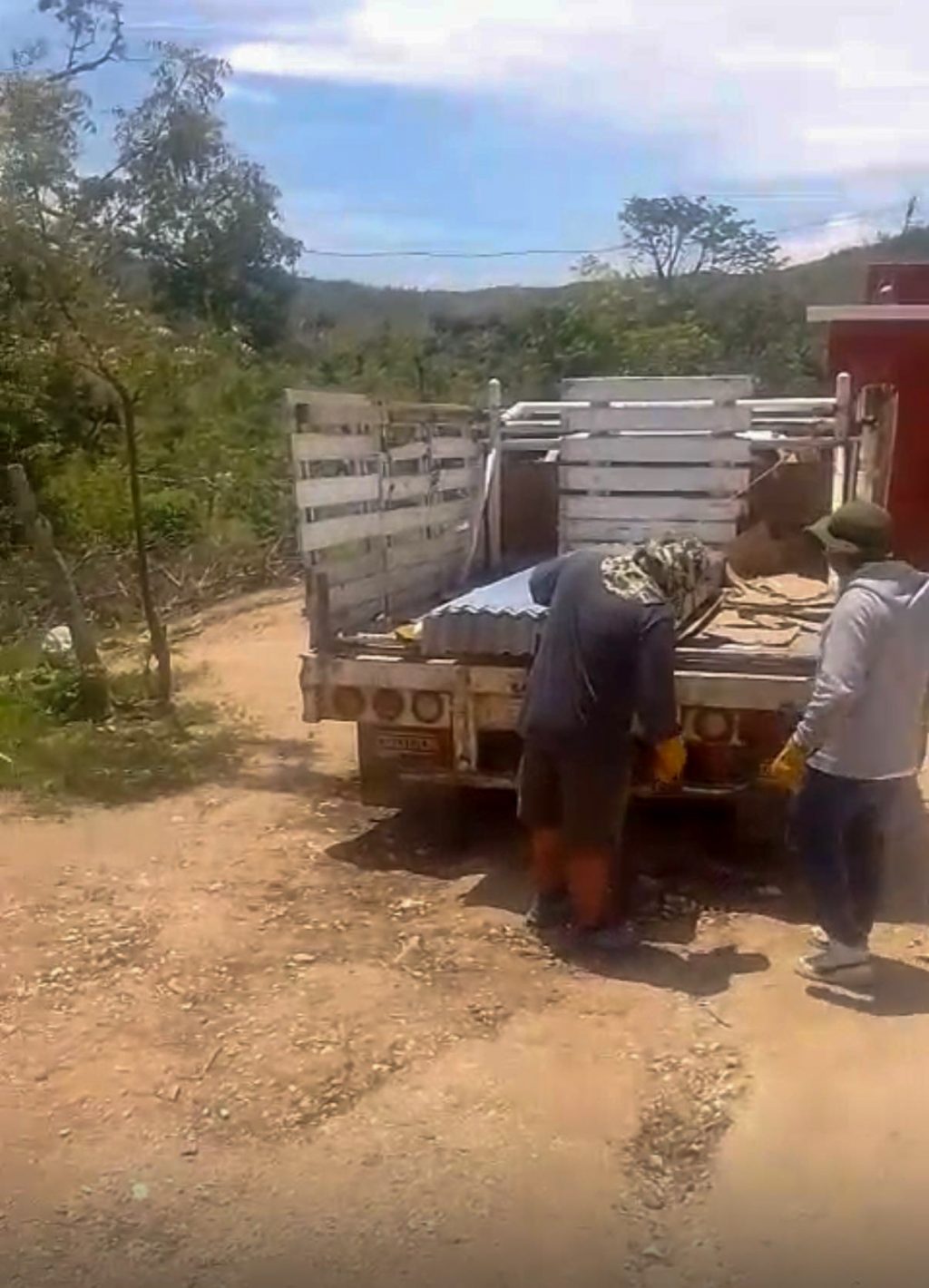 Continúa la ayuda en la Costa; Ceabien entrega más de mil láminas a familias damnificadas por el huracán Erick 1