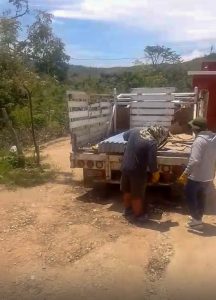 Continúa la ayuda en la Costa; Ceabien entrega más de mil láminas a familias damnificadas por el huracán Erick 1