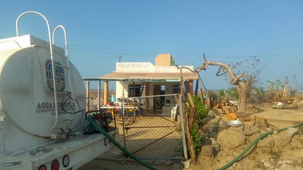 Continúa la distribución de agua potable en localidades afectadas por el huracán Erick 3