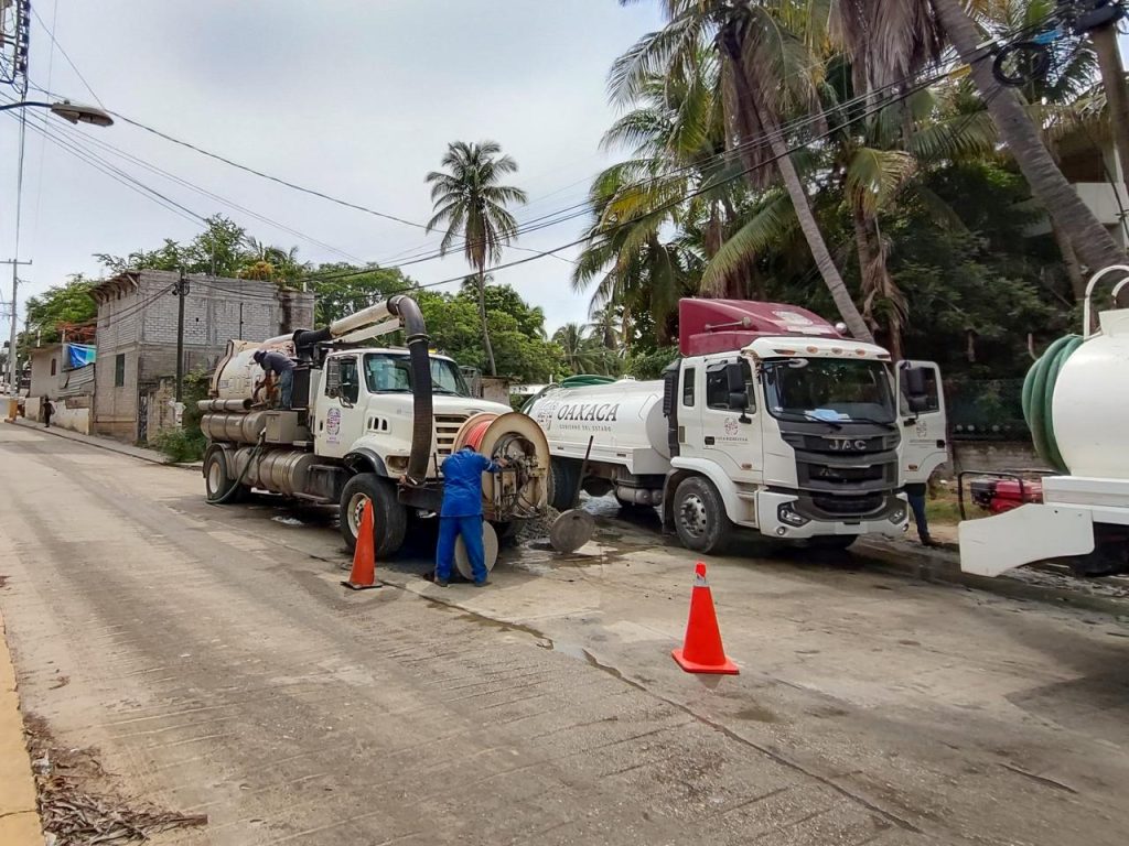 Da Ceabien mantenimiento al sistema de drenaje sanitario con equipo especializado en Santa María Colotepec-2