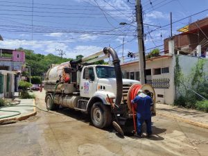Desazolve preventivo en Huatulco protege a decenas de familias de posibles inundaciones-1