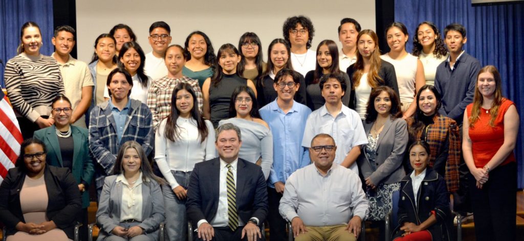 Parten a Estados Unidos los primeros becarios del programa “Primavera Oaxaqueña” (2)