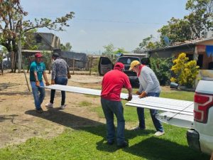 Realiza SIC entrega de láminas y retiro de estructuras en zona dañada por Erick-1