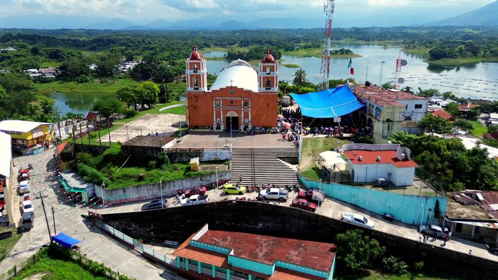 Garantiza DIF Oaxaca el acceso a una alimentación diaria y sana en San Pedro Ixcatlán-7