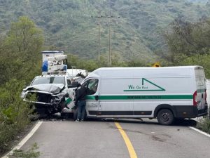 Reporta Protección Civil accidente entre camioneta de CFE y unidad Urban en Santa Catarina Ixtepeji (2)