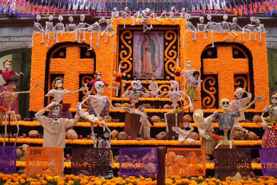 Cerca de 15 mil personas visitaron el Altar Monumental de Palacio de Gobierno (5)