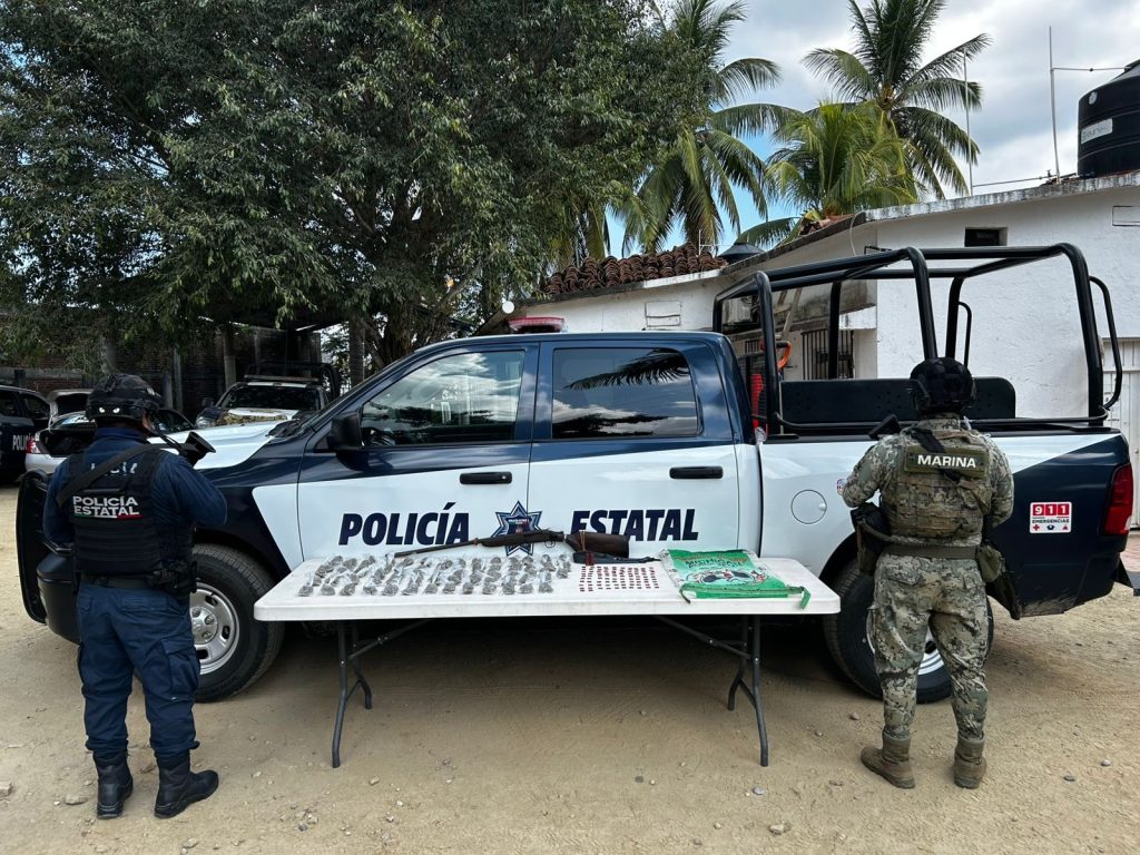 Aseguran SSPC y Semar 160 bolsas de presuntas drogas y un arma de fuego en Santiago Jamiltepec 1