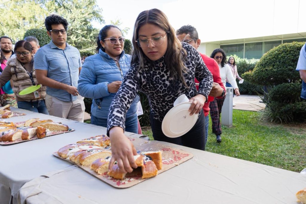 Comparte Secretaría de Administración tradicional Rosca de Reyes con funcionariado (1)