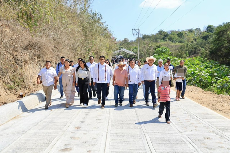050226 FOTO 3 Inaugura Salomón Jara pavimentación del primer tramo de la carretera que comunica a Xonene Pochutla
