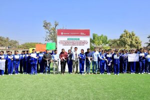 120226 FOTO 1 Compromiso cumplido, entrega Salomón Jara cancha de fútbol 7 en Telesecundaria de Ciénega de Zimatlán