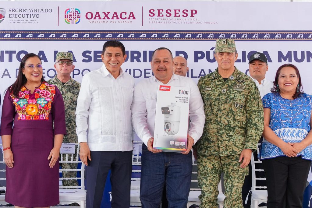 130226 FOTO 1-Robustece Gobernador de Oaxaca seguridad pública en 23 municipios con entrega de equipamiento de videovigilancia