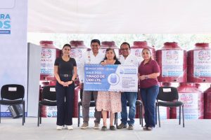220226 FOTO 4 Incrementa Salomón Jara suministro y almacenamiento de agua en 7 agencias y colonias de Oaxaca de Juárez con entrega de mil tinacos